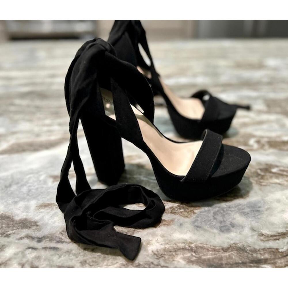 ✨ Fashion Nova Super Sexy Black Criss‑Cross Ankle Wrap Sandal 5" Block Heels - Picture 1 of 6